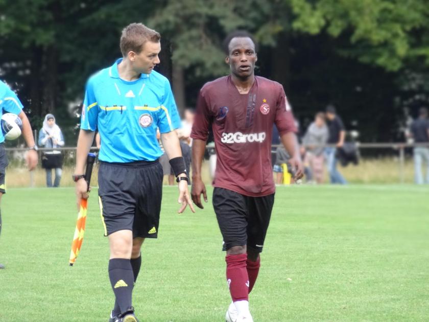 yartey_mi-temps_arbitre