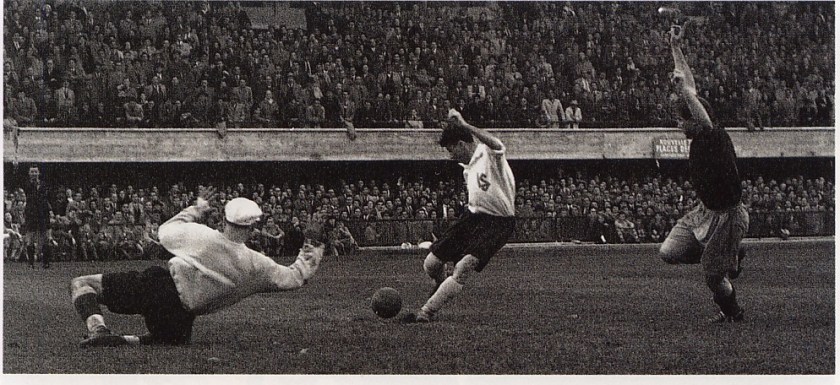Talew face à un attaquant du LS (Lausanne – Servette 2:1, 08.04.1951)
