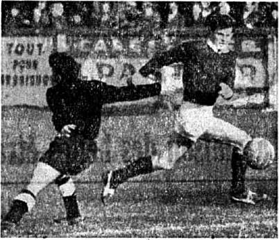 Tout l'allant de Walter Heuri (Servette-Fribourg 9:2 17.12.1961), Copyright L’Express,www.lexpressarchives.ch 